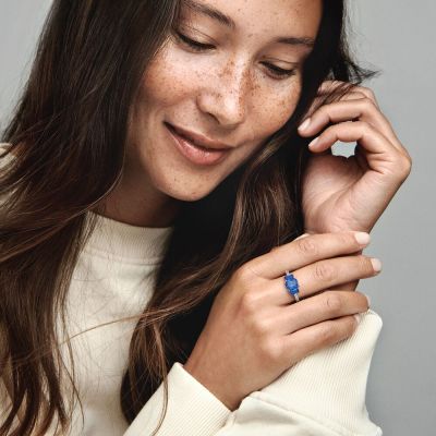 Pandora 192389C01 Ring Blauer Rechteckiger Funkelnder Drei-Stein Zirkonia Silber